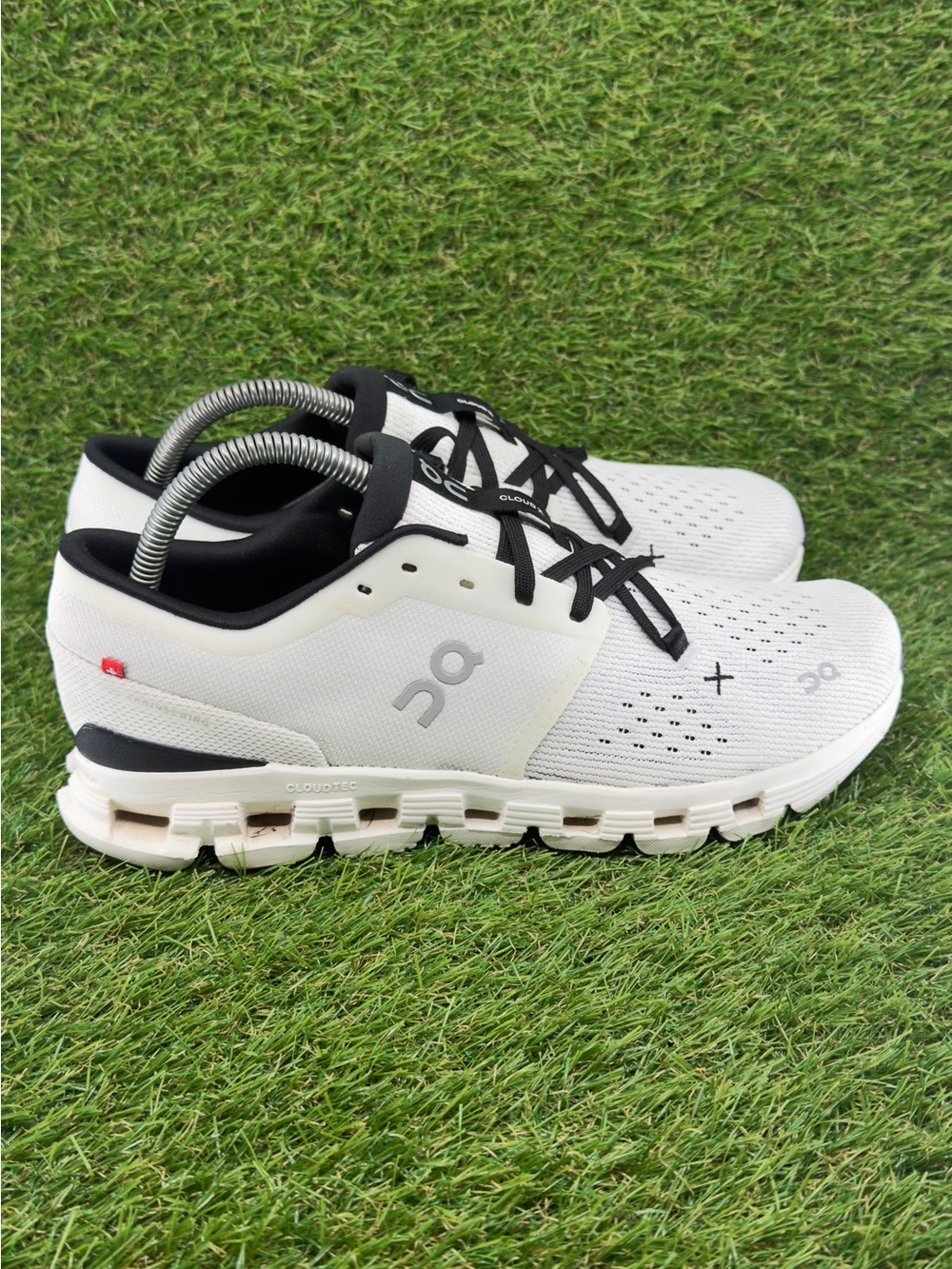 On cloud x4 women’s size 9 limited edition Salomon reflective sides